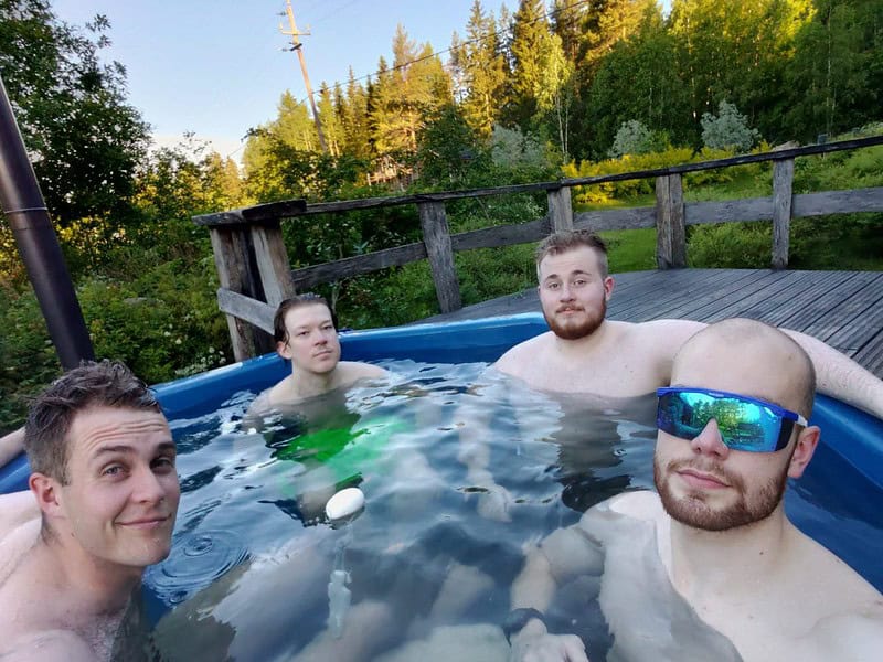 Tiimikokousken päätteeksi voi nauttia paljun lämmössä. Suomen Kotterian mökit Kymenlaaksossa Pyhtäällä kokouskäyttöön.