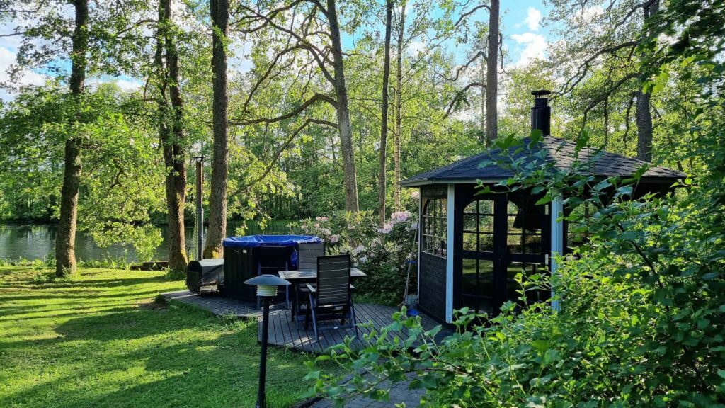 At the Struka cottage in Pyhtää, there is a wood-fired hot tub right by the riverbank. Next to it, there is also a gazebo with a gas-operated barbecue.