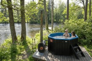 Strukan vuokramökillä aivan joen rannassa on puulämmitteinen palju.