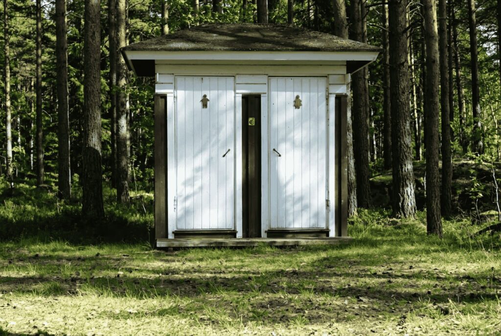 Pyhtään vierkistysalueen uimarannalla puuceet