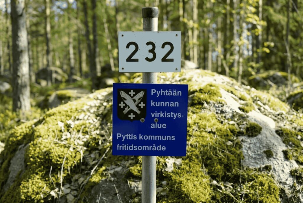 Opaskyltty Pyhtään virkistysalueen uimarannalle