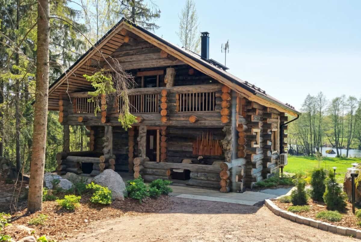 Kelohorsinen huvila joen rannassa Pyhtäällä. Villa kaunisvirta